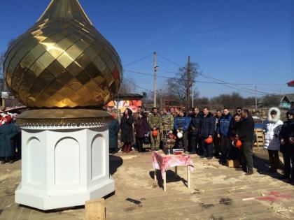 12.04.2014 Установка купола и шпиля. Слава Тебе, Господи!
