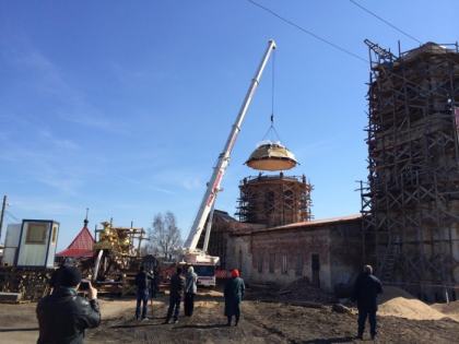 12.04.2014 Установка купола и шпиля. Слава Тебе, Господи!