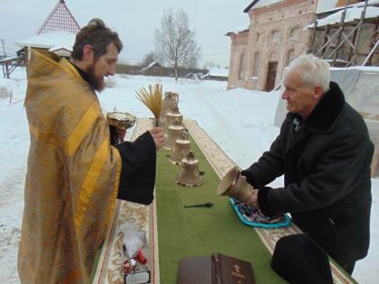 Освящение и установка колоколов