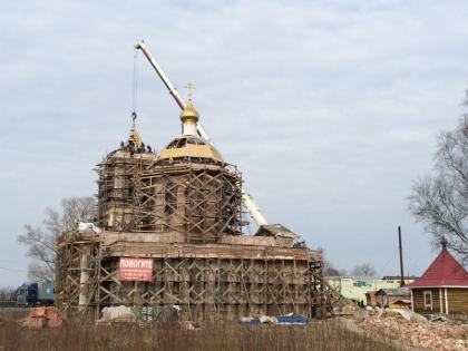 12.04.2014 Установка купола и шпиля. Слава Тебе, Господи!