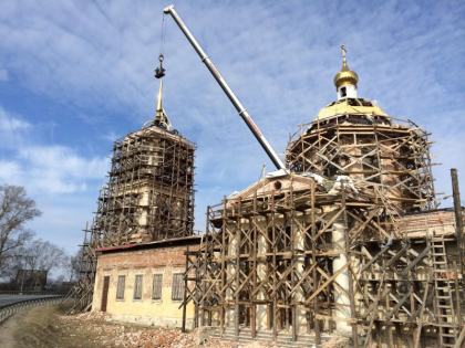 12.04.2014 Установка купола и шпиля. Слава Тебе, Господи!